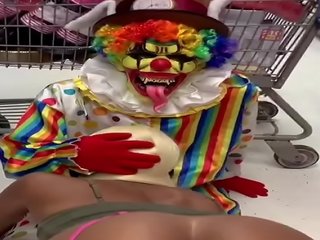 Clown gets phallus sucked in party city