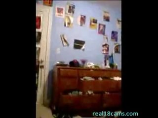 Teen girlfriend fucks hairbrush on webcam - real18cams.com